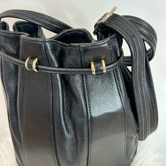 Chic Black Leather Bucket Bag with Gold Accents❤️ - Picture 5 of 13